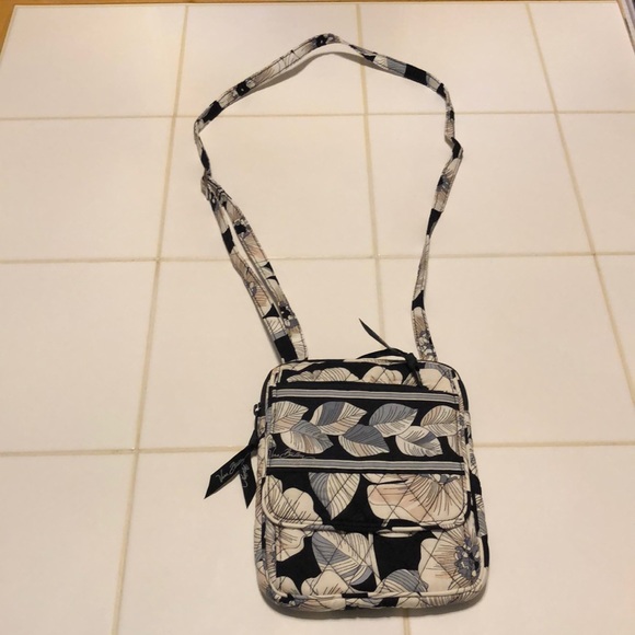 Vera Bradley Handbags - ⭐️VERA BRADLEY CROSSBODY BAG⭐️